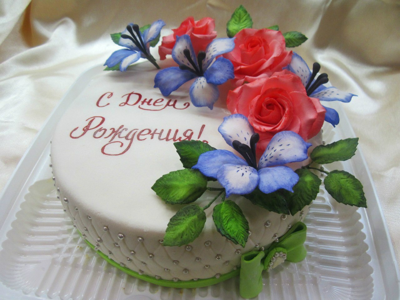 Торты на работу на день рождения. Тортики на день рождения с цветочками. Торт в цветах. Торты с юбилеем в цветах. Тортики ручной работы.